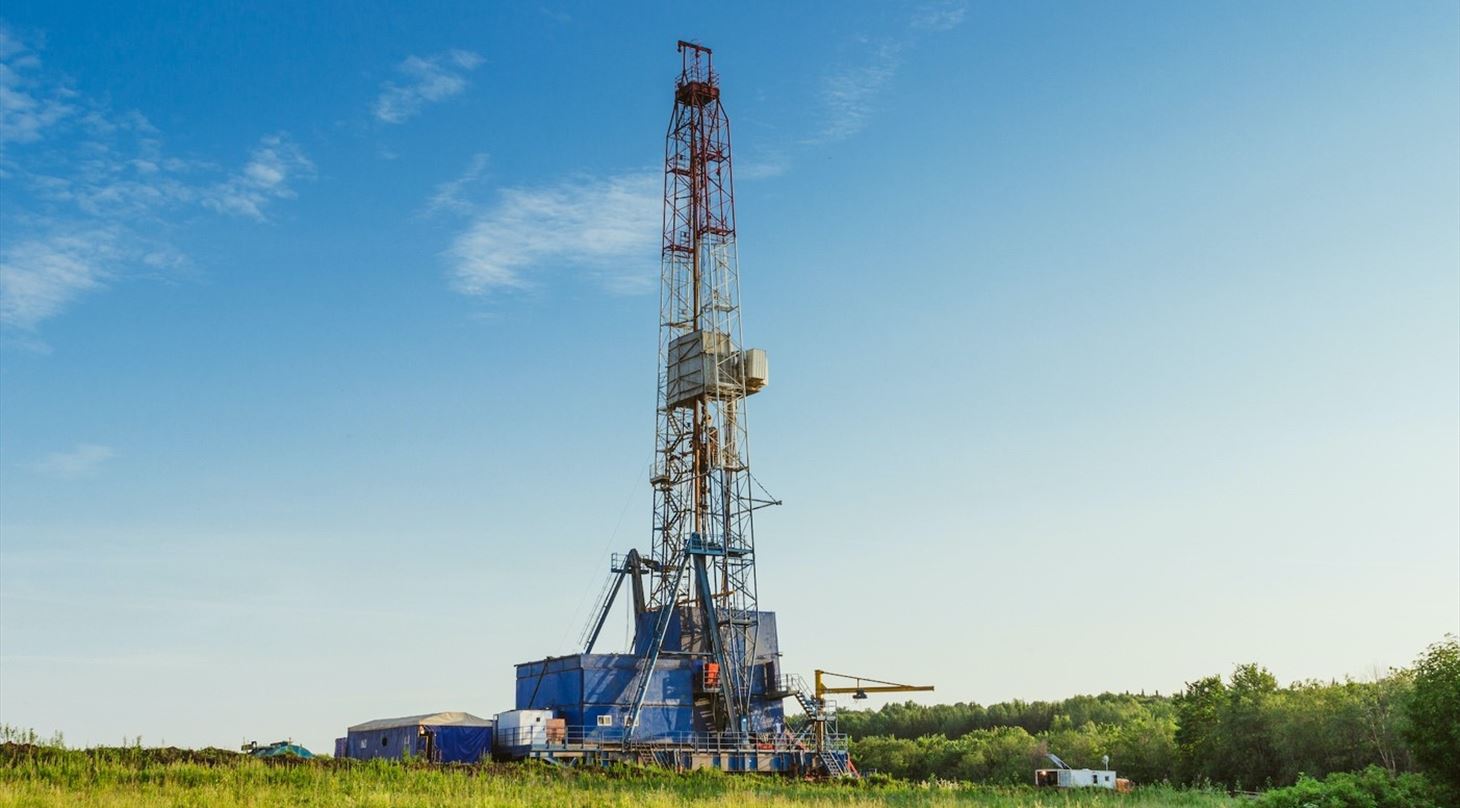 avanceret energiteknologi til energiudvinding i et gr�nt landskab.

